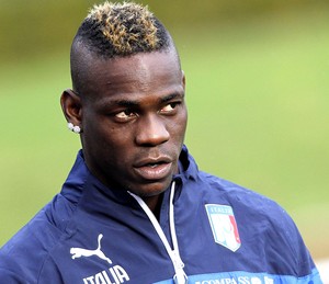 balotelli, treino Itália (Foto: Agência AP )