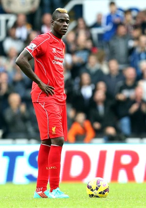 Balotelli e Philippe Coutinho, Newcastle X Liverpool (Foto: Editoria de arte)