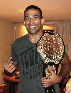 Fabricio Werdum com cinturão do UFC (Foto: Evelyn Rodrigues)