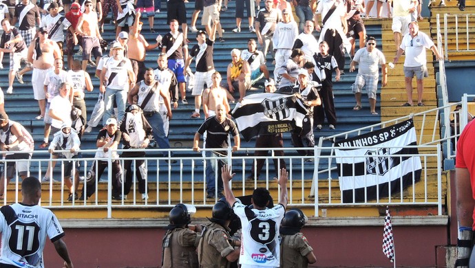 Confusão torcida Ponte Preta (Foto: Renan Koerich)