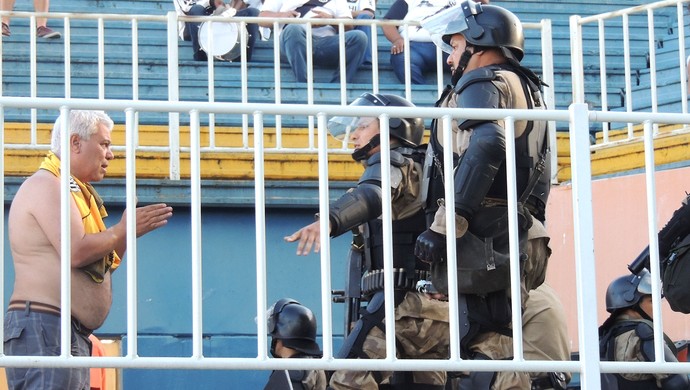 Confusão torcida Ponte Preta (Foto: Renan Koerich)