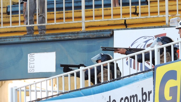 Confusão torcida Ponte Preta (Foto: Renan Koerich)