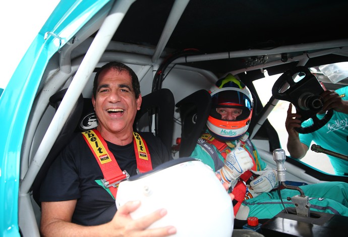 Durval Lelys, da banda Asa de Águia, também aceitou o desafio de Rubens Barrichello (Foto: Divulgação)