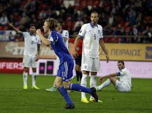 Joan Edmundsson comemora, Grécia x Ilhas Faroe, Elminatórias da Euro (Foto: Agência AP)