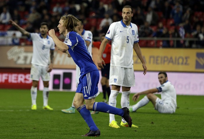 Joan Edmundsson comemora, Grécia x Ilhas Faroe, Elminatórias da Euro (Foto: Agência AP)