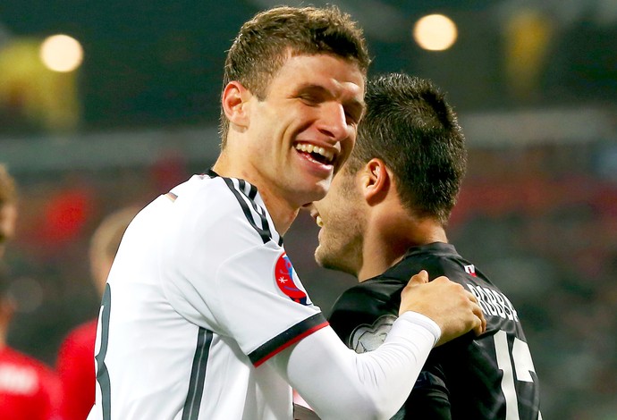 Alemanha x Gibraltar - Thomas Muller e Jamie Robba (Foto: Getty Images)