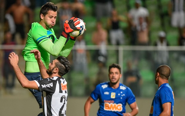 Atlético-MG x Cruzeiro - lance de jogo (Foto: Gustavo Andrade)