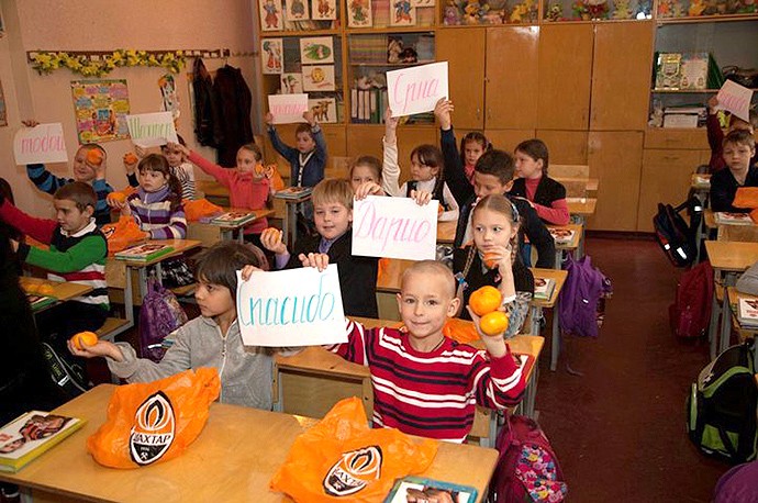 Darijo Srna entregou 20 toneladas de tangerinas às crianças de Donetsk (Foto: Divulgação / shakhtar.com)