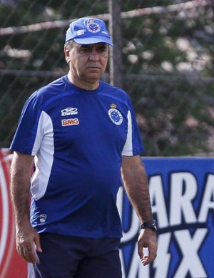 Técnico Marcelo Oliveira e o preparador Juvenilson de Souza acompanham o desempanho dos atletas do Cruzeiro (Foto: Washington Alves/Light Press)