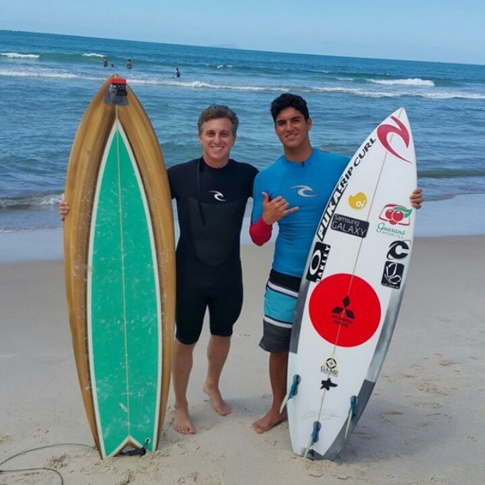 Gabriel Medina e Luciano Huck surfe (Foto: Reprodução/Instagram)