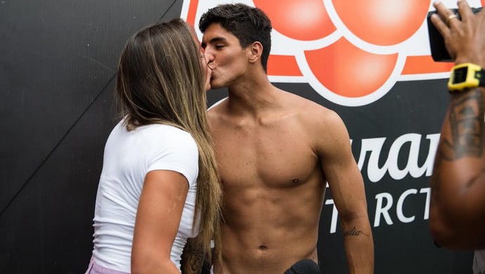 Nicole Bahls dá selinho em Gabriel Medina após eliminação do WQS de Maresias (Foto: Divulgação)