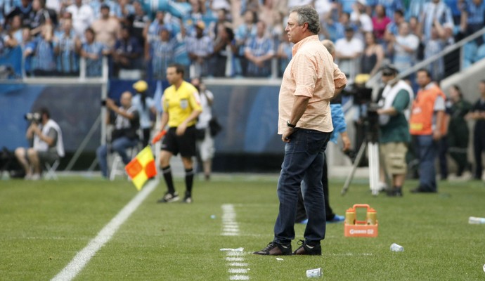 Abel Braga observa jogo que acabou em vitória gremista (Foto: Wesley Santos/Agência PressDigital )