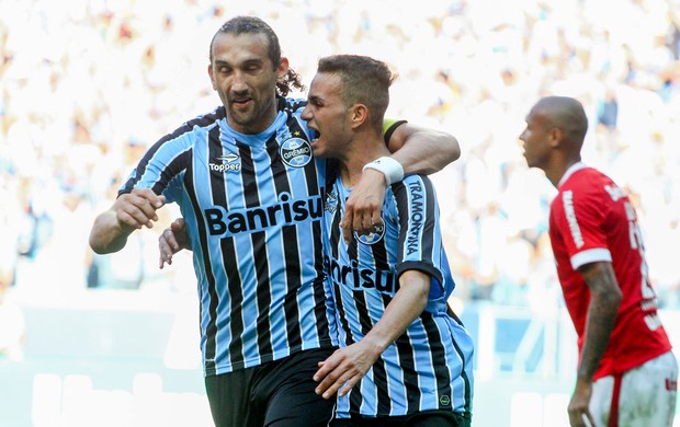 Barcos e Luan gol Grêmio x Internacional (Foto: Marcos Cunha / Ag. Estado)