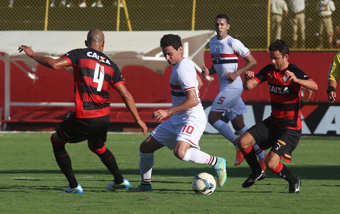 Ganso e Juan, São Paulo x vitória (Foto: Rubens Chiri / Ag. Estado)