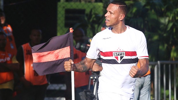 Luis Fabiano gol São Paulo x Vitória (Foto: Rubens Chiri / Ag. Estado)