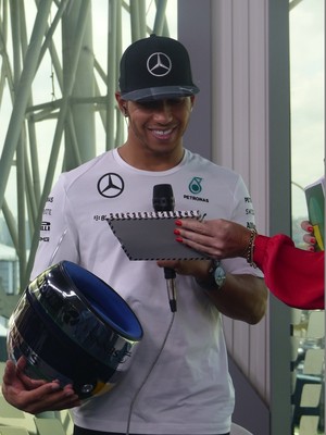 Lewis Hamilton também ganhou um DVD com o especial sobre o Ayrton Senna (Foto: Felipe Siqueira)