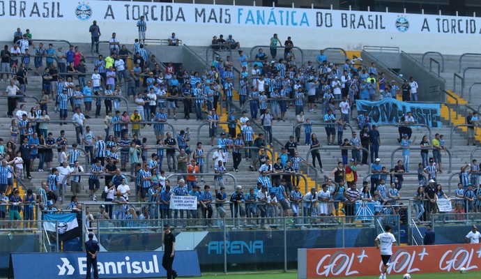 Torcedores do Grêmio promovem "alentaço" em treino antes de Gre-Nal (Foto: Diego Guichard)