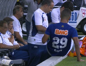 Alisson, meia do Cruzeiro, contundido (Foto: Reprodução/ Sportv)