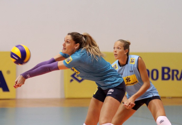 Andréia Laurence, no treino da seleção de vôlei (Foto: Alexandre Arruda/CBV)