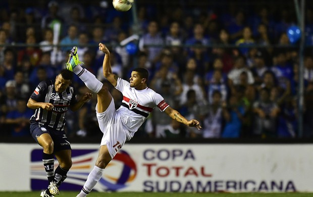 Enilson e Quinonez Emelec x São Paulo (Foto: AFP)