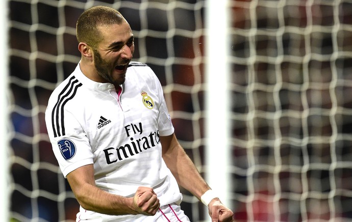 Benzema comemora gol do Real Madrid contra o Liverpool (Foto: Agência AFP)