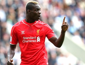 Balotelli, Newcastle X Liverpool (Foto: Agência AP)