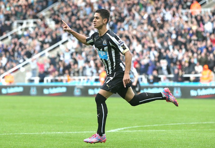 Ayoze Perez comemora gol do Newcastle contra o Liverpool (Foto: Agência AFP)