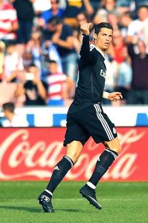 Cristiano Ronaldo comemora gol do Real Madrid contra o Granada (Foto: Agência AFP)