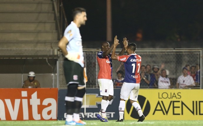 Adailton gol Paraná x Vasco (Foto: Geraldo Bubniak / Ag. Estado)