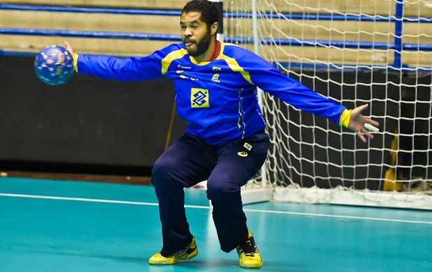 Cesar Bombom handebol (Foto: Vander/Inovafoto)