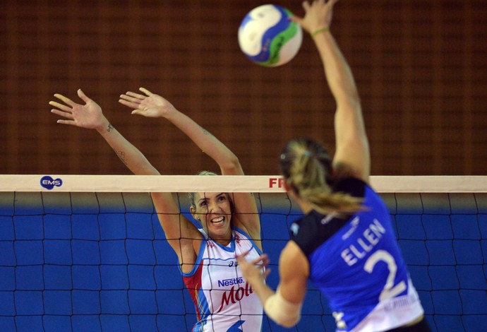 Thaísa bloqueia Osasco x Pinheiros vôlei campeonato paulista (Foto: João Pires/Fotojump)