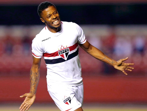 Michel bastos comemora gol do São Paulo contra o Emelec (Foto: Agência Reuters)