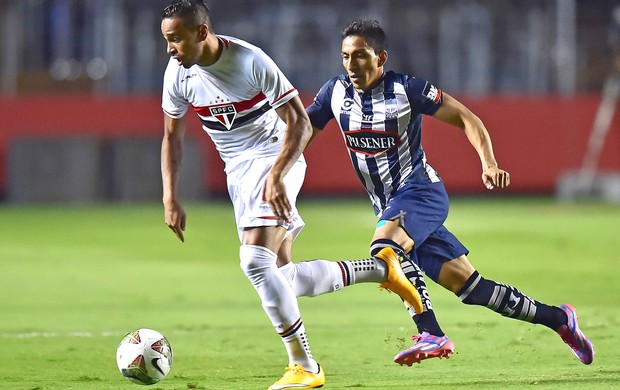 Alvaro Pereira, São Paulo X emelec (Foto: Agência Reuters)