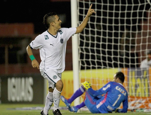 Esquerdinha gol goiás (Foto: Marlon Costa)