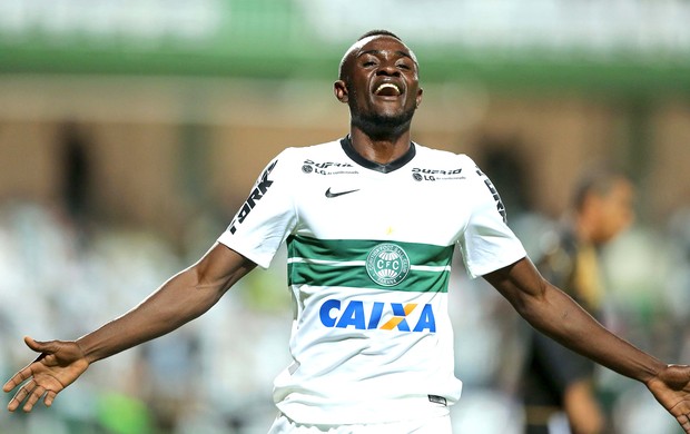 Joel comemora gol do Coritiba contra o Botafogo (Foto: Getty Images)