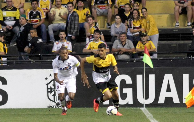 Marcelo do Atlético PR e Giovanni do Criciúma (Foto: Fernando Ribeiro / Ag. Estado)