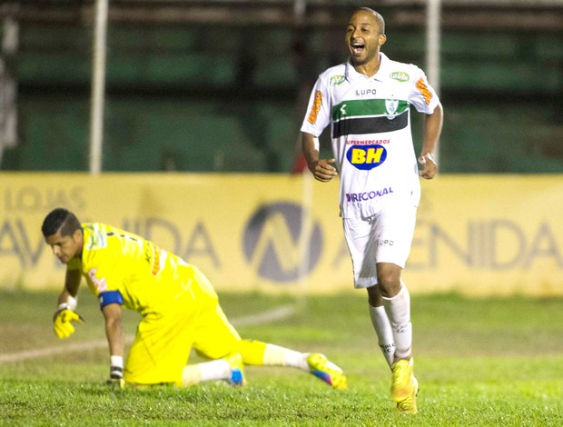 Willians comemora gol do américa-Mg contra o Oeste (Foto: José Luis silva / Agência estado)