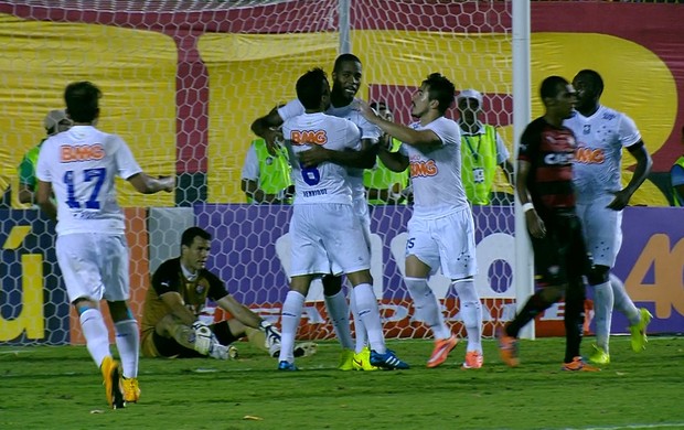 Jogadores do Cruzeiro comemoram o gol de Dedé (Foto: Reprodução / Premiere)