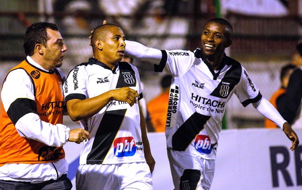 Rafael Costa comemora gol da Ponte Preta contra a Portuguesa (Foto: Ale Vianna / Agência estado)