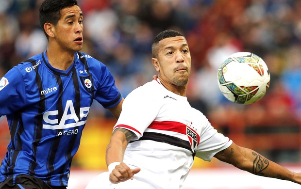  Andres Vilches e Antonio Carlos, Huachipato X São Paulo (Foto: Agência EFE)