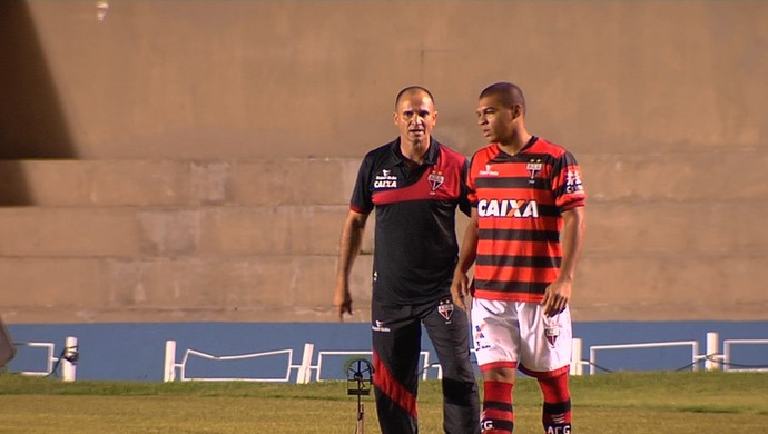 Wagner Lopes, técnico do Atlético-GO, e Mateus Caramelo, lateral (Foto: Reprodução/TV Anhanguera)