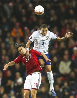 Lasse Vibe e Pepe, Dinamarca X Portugal (Foto: Agência EFE)