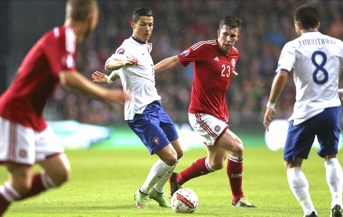 Cristiano Ronaldo e Pierre-Emile Hojbjerg, Dinamarca X Portugal (Foto: Agência EFE)