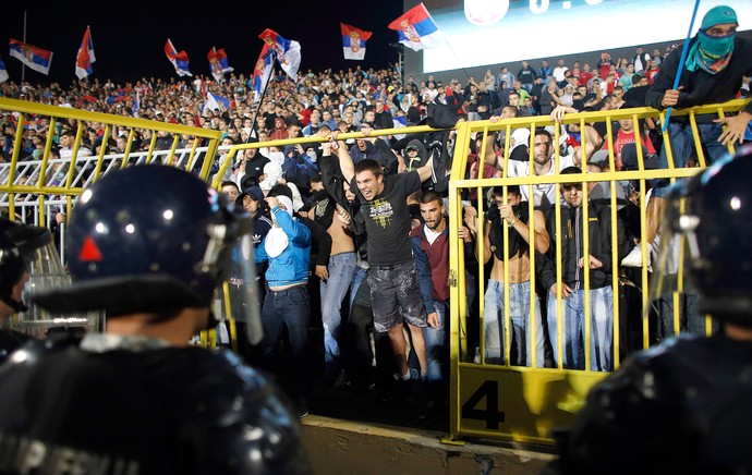 torcida confusão, Servia X Albania (Foto: Agência AP)