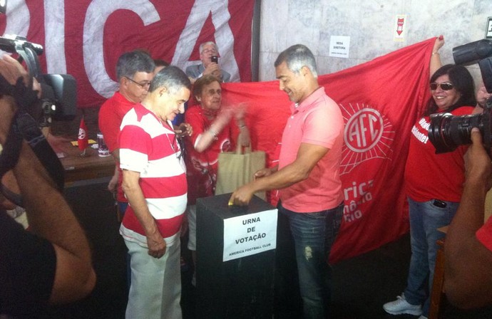 Romário, eleições do america-rj (Foto: Chandy Teixeira)