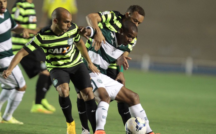 Thiago Mendes e Carlinhos, Goiás x Coritiba (Foto: André Costa / Ag. Estado)