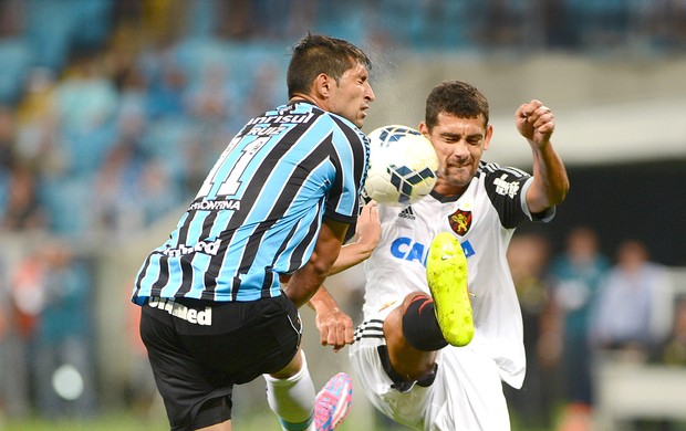 Alan Ruiz e Diego Souza, Grêmio X Sport (Foto: Edu Andrade / Agência estado)