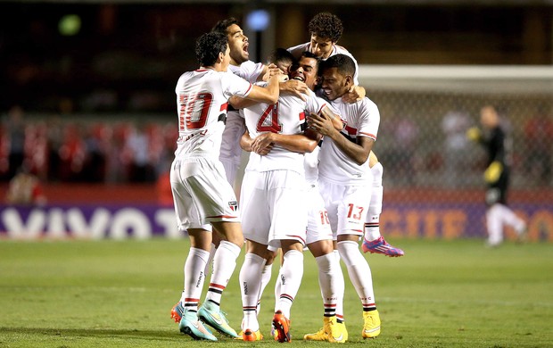 Maicon comemora gol do São Paulo contra o Atlético-Pr (Foto: Getty Images)