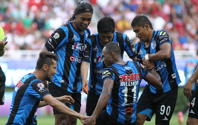 Ronaldinho Gaúcho gol William Queretaro (Foto: EFE)