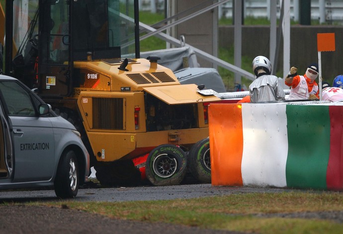 Jules Bianchi bateu com Marussia em trator durante GP do Japão (Foto: Getty Images)